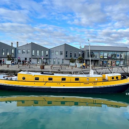 Une Peniche Dans Le Bassin A Flot Du Vieux Port 拉罗歇尔 外观 照片