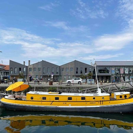 Une Peniche Dans Le Bassin A Flot Du Vieux Port 拉罗歇尔 外观 照片