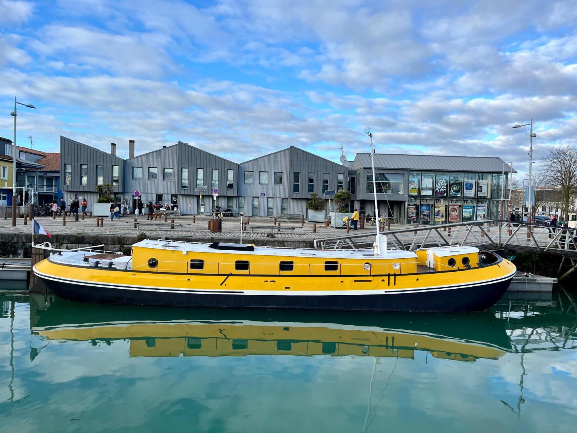 Une Peniche Dans Le Bassin A Flot Du Vieux Port 拉罗歇尔 外观 照片