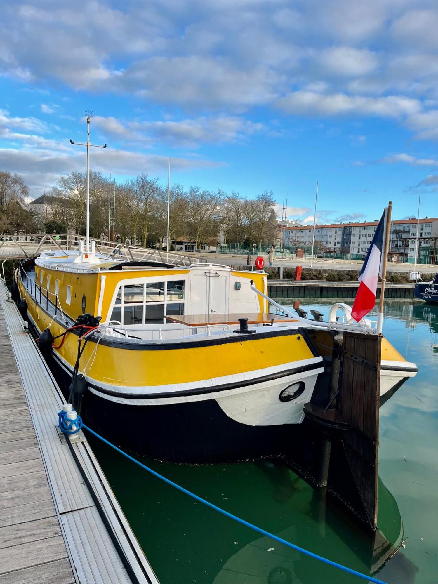 Une Peniche Dans Le Bassin A Flot Du Vieux Port 拉罗歇尔 外观 照片