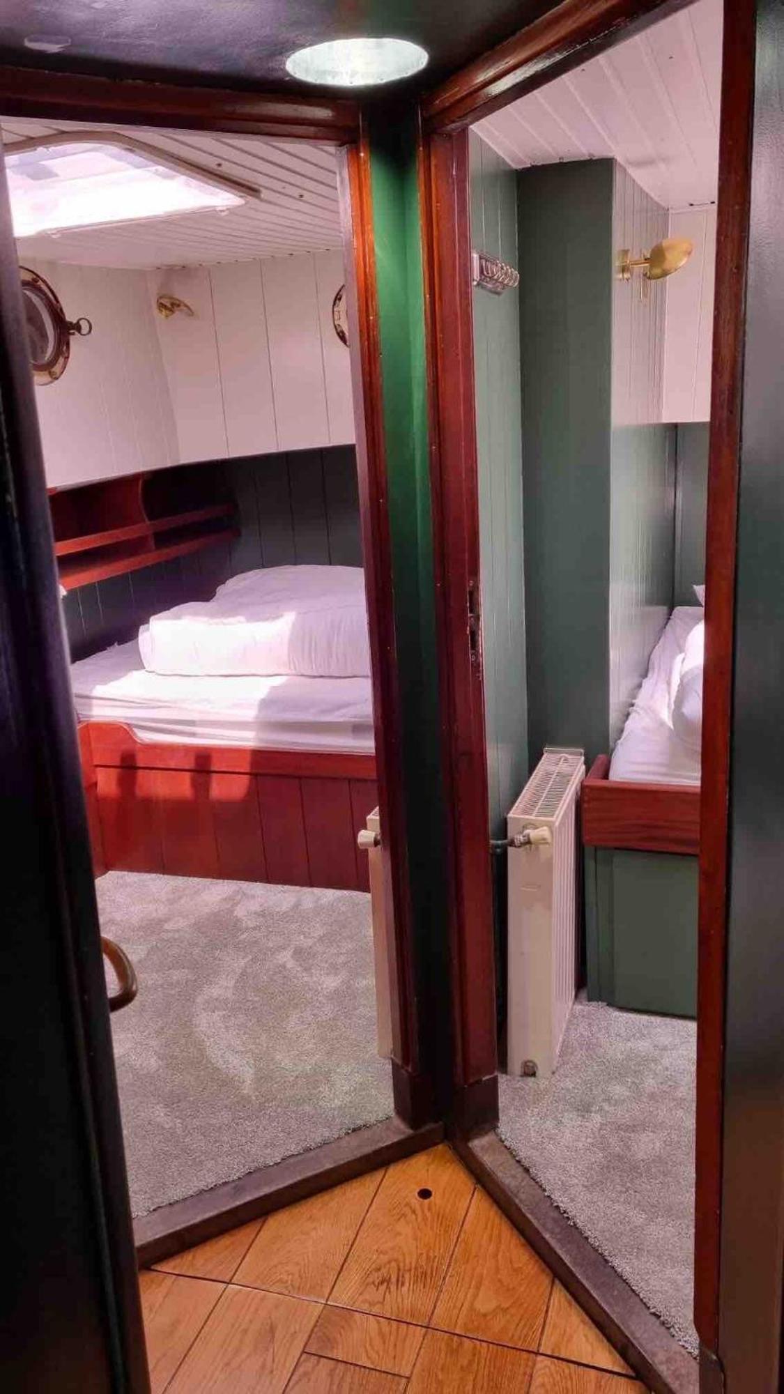 Une Peniche Dans Le Bassin A Flot Du Vieux Port 拉罗歇尔 外观 照片