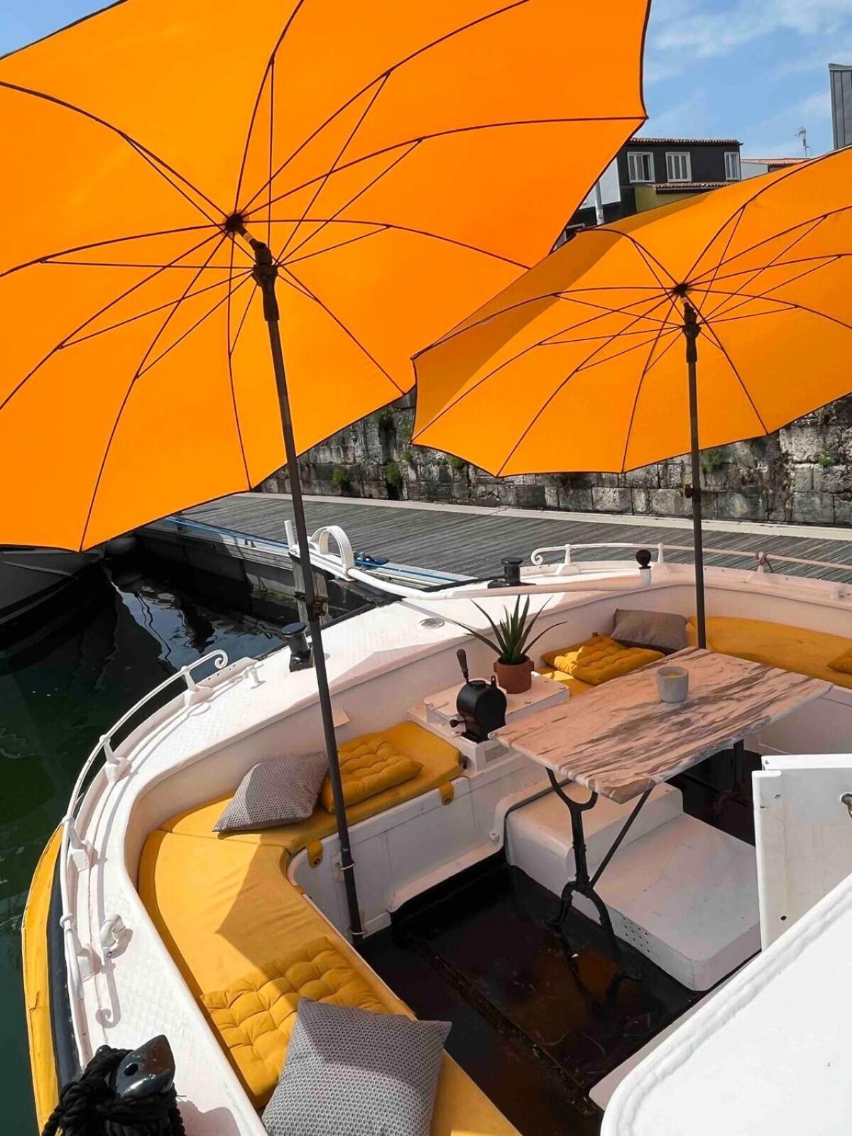 Une Peniche Dans Le Bassin A Flot Du Vieux Port 拉罗歇尔 外观 照片